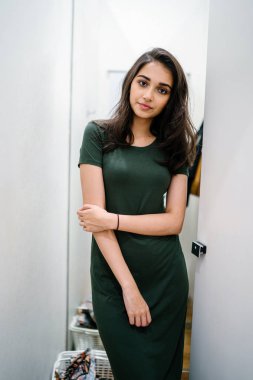 Yeni giyim moda salonu bir alışveriş merkezinde bir montaj odasında çalışıyor bir genç ve güzel Hint Asyalı kadın portresi.