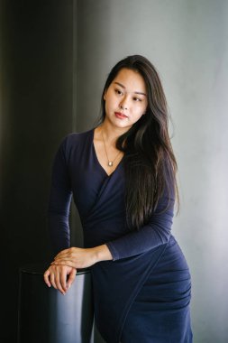 Kendinden emin, genç, güzel ve kendinden emin Asyalı bir kadının portresi.