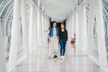 Gündüz vakti köprüde farklı etnik kökenlere sahip iki arkadaş. Biri Malezyalı Müslüman bir kadın, diğeri de Çinli bir Asyalı. İkisi de genç, enerjik ve çekici..