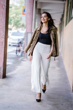 Gün boyunca bir geçit Asya'da bir şehirde yürürken bir uzun boylu, güzel, ince ve zarif Hint Asyalı kadın portresi. O zarif giyindi ve bir ceket omuzları üzerinde bol dökümlü vardır.