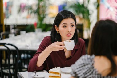klas bir kapalı Kafe oturan bir güzel ve zarif genç Kore Asya kadın portresi