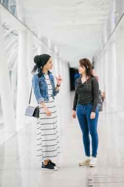Gündüz vakti köprüde farklı etnik kökenlere sahip iki arkadaş. Biri Malezyalı Müslüman bir kadın, diğeri de Çinli bir Asyalı. İkisi de genç, enerjik ve çekici..