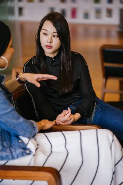 İki bayan arkadaş bankta oturup sohbet ediyorlar. Biri Çinli, diğeri Müslüman.