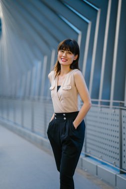 Asya mall alışveriş merkezleri içinde belgili tanımlık geçmiş ile dışında duran genç Çinli Asyalı kadın