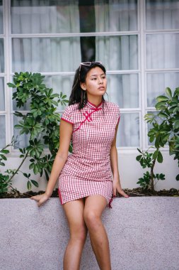  Geleneksel Çince cheongsam elbiseli genç, çekici Çinli Asyalı kız