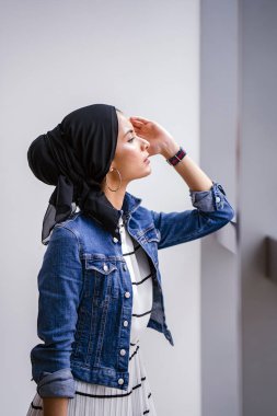 Gündüz vakti genç, zarif ve çekici Malezyalı Müslüman kadın.