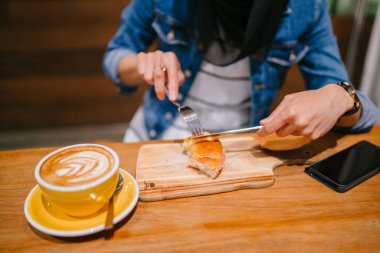 Kahveci kafede kahve yapıyor.