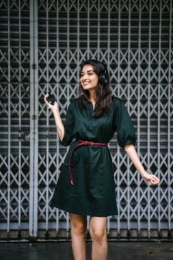 O dinler müzik için onu kulaklıktan dans bir genç, çekici ve güzel Hint Asya bin yıllık kız portresi