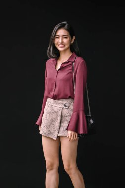 Stüdyo portre bir genç, güzel ve zarif Kore Asya kadının bir ipek bluz ve mini etek.