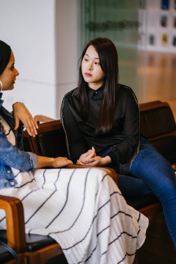 İki bayan arkadaş bankta oturup sohbet ediyorlar. Biri Çinli, diğeri Müslüman.