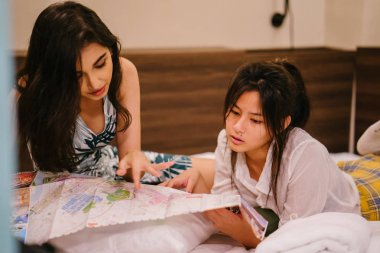 İki genç Asya arkadaşlar Sit Bed Hostel hem Asya seyahat