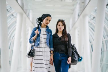 Farklı etnik kökenlere sahip iki arkadaş gün boyunca bir köprüde yan yana dururlar. Biri Malezyalı Müslüman bir kadın, diğeri de Çinli bir Asyalı. İkisi de genç, enerjik ve çekici..