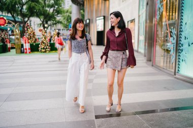 iki yakın arkadaş birlikte sokakta yürürken 