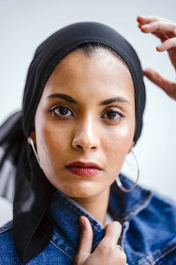 Gündüz vakti genç, zarif ve çekici Malezyalı Müslüman kadın.