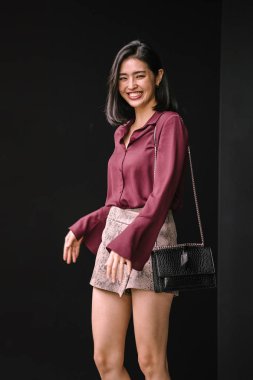 Stüdyo portre bir genç, güzel ve zarif Kore Asya kadının bir ipek bluz ve mini etek.