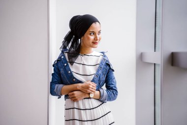 Gündüz vakti genç, zarif ve çekici Malezyalı Müslüman kadın.