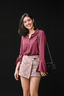 Stüdyo portre bir genç, güzel ve zarif Kore Asya kadının bir ipek bluz ve mini etek.