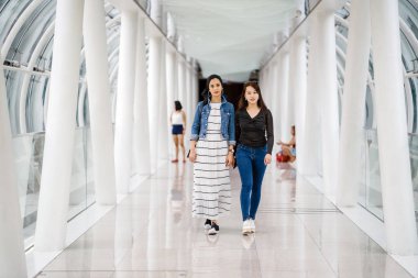 Farklı etnik kökenlere sahip iki arkadaş gün boyunca bir köprüde yan yana dururlar. Biri Malezyalı Müslüman bir kadın, diğeri de Çinli bir Asyalı. İkisi de genç, enerjik ve çekici..