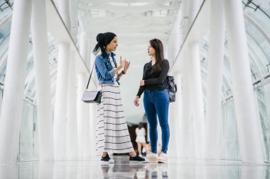 Farklı etnik kökenlere sahip iki arkadaş gün boyunca bir köprüde yan yana dururlar. Biri Malezyalı Müslüman bir kadın, diğeri de Çinli bir Asyalı. İkisi de genç, enerjik ve çekici..