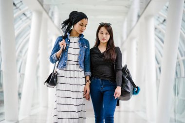 Farklı etnik kökenlere sahip iki arkadaş gün boyunca bir köprüde yan yana dururlar. Biri Malezyalı Müslüman bir kadın, diğeri de Çinli bir Asyalı. İkisi de genç, enerjik ve çekici..