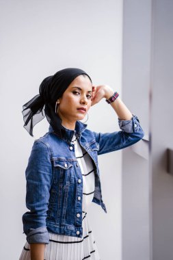 Gündüz vakti genç, zarif ve çekici Malezyalı Müslüman kadın.