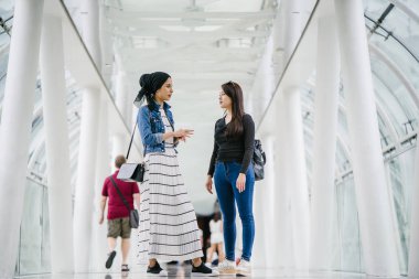 Farklı etnik kökenlere sahip iki arkadaş gün boyunca bir köprüde yan yana dururlar. Biri Malezyalı Müslüman bir kadın, diğeri de Çinli bir Asyalı. İkisi de genç, enerjik ve çekici..
