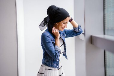 Gündüz vakti genç, zarif ve çekici Malezyalı Müslüman kadın.