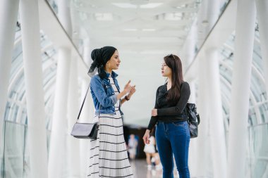 Farklı etnik kökenlere sahip iki arkadaş gün boyunca bir köprüde yan yana dururlar. Biri Malezyalı Müslüman bir kadın, diğeri de Çinli bir Asyalı. İkisi de genç, enerjik ve çekici..