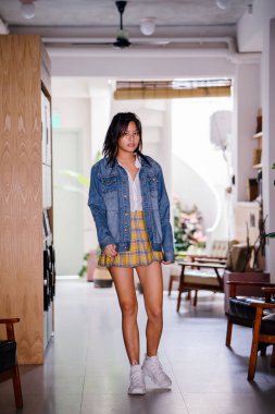 Şık bir retro denim ceket genç, güzel ve çekici Çinli Asyalı kadın portresi 