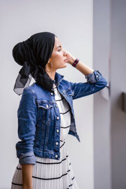 Gündüz vakti genç, zarif ve çekici Malezyalı Müslüman kadın.