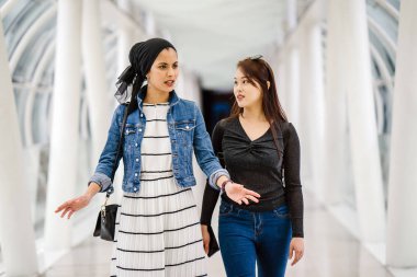 Farklı etnik kökenlere sahip iki arkadaş gün boyunca bir köprüde yan yana dururlar. Biri Malezyalı Müslüman bir kadın, diğeri de Çinli bir Asyalı. İkisi de genç, enerjik ve çekici..