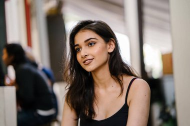 siyah top uydurma içinde genç, çekici ve güzel bir Hint Asyalı Kız portresi