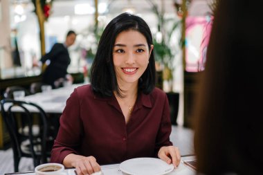 klas bir kapalı Kafe oturan bir güzel ve zarif genç Kore Asya kadın portresi