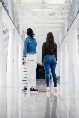 Farklı etnik kökenlere sahip iki arkadaş gün boyunca bir köprüde yan yana dururlar. Biri Malezyalı Müslüman bir kadın, diğeri de Çinli bir Asyalı. İkisi de genç, enerjik ve çekici..