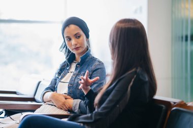 İki bayan arkadaş bankta oturup sohbet ediyorlar. Biri Çinli, diğeri Müslüman.
