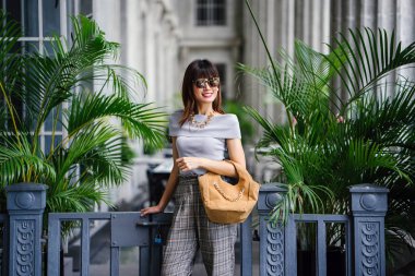 Zarif ve çekici Asyalı Çinli kadın. O şık giyinmiş ve çekici ve güzel