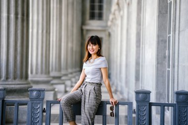 Zarif ve çekici Asyalı Çinli kadın. O şık giyinmiş ve çekici ve güzel