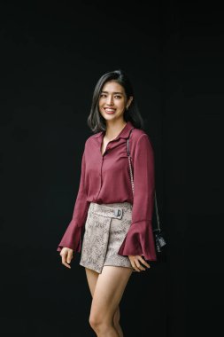 Stüdyo portre bir genç, güzel ve zarif Kore Asya kadının bir ipek bluz ve mini etek.