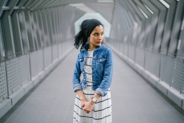 Gündüz vakti genç, zarif ve çekici Malezyalı Müslüman kadın.