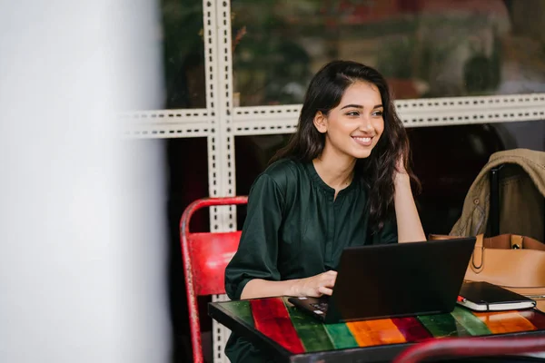 Giovane Studente Universitario Donna Asiatica Indiana Sta Studiando Lavorando Sul — Foto Stock