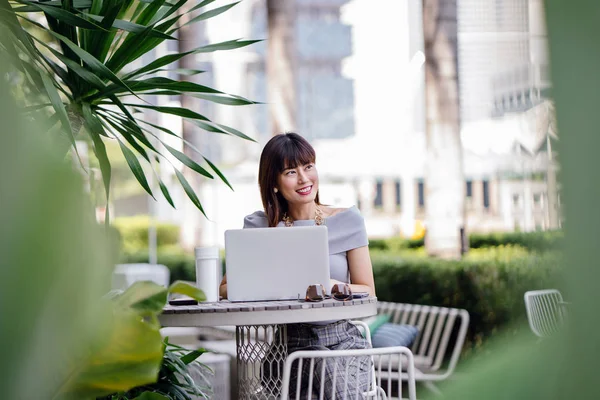 Retrato Una Atractiva Segura Exitosa Mujer Asiática China Usando Portátil — Foto de Stock