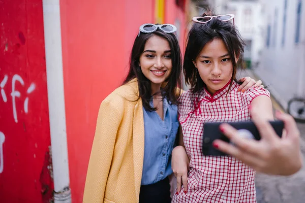 Par Chicas Asiáticas Jóvenes Tomar Una Selfie Juntos Callejón Durante — Foto de Stock