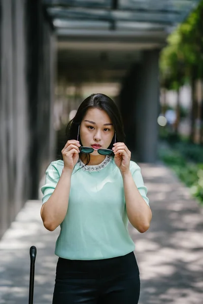 Портрет Молодой Сексуальной Гламурной Азиатки Течение Дня Ней Мятный Зеленый — стоковое фото