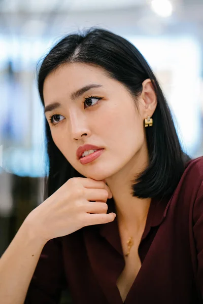 Retrato Una Hermosa Elegante Joven Asiática Coreana Sentada Elegante Café —  Fotos de Stock