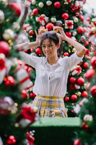 Turista Asiática China Sonríe Posa Para Retrato Con Árboles Navidad —  Fotos de Stock