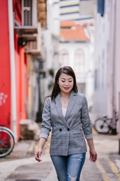 Jonge Mooie Aziatische Vrouw Loopt Een Steegje — Stockfoto