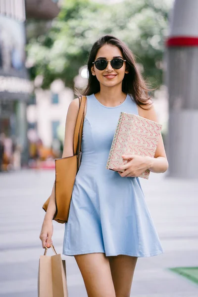 Joven Moda Feliz Joven India Mujer Asiática Vestido Azul Caminando — Foto de Stock