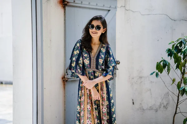 Mujer Asiática India Alta Elegante Hermosa Con Vestido Verano Gafas — Foto de Stock