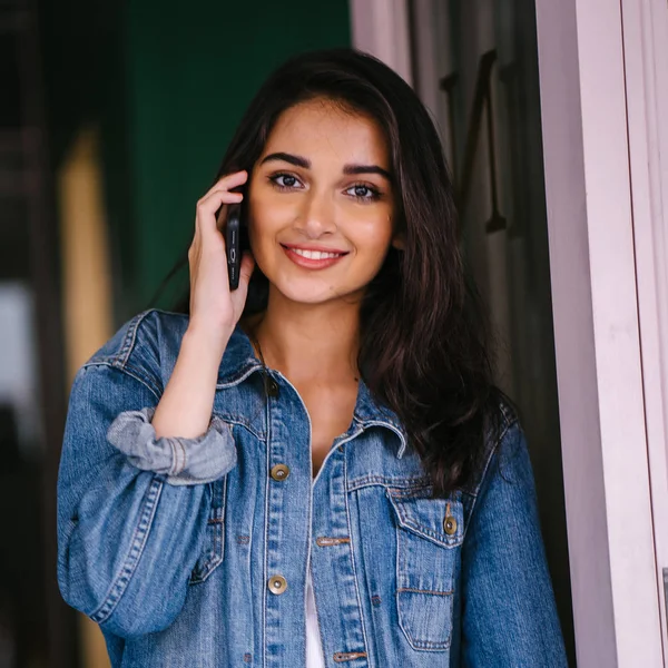 Mujer Asiática India Alta Joven Elegante Caminando Por Callejón Ciudad —  Fotos de Stock