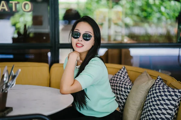 Retrato Uma Jovem Atraente Mulher Asiática Chinesa Relaxando Relaxando Café — Fotografia de Stock